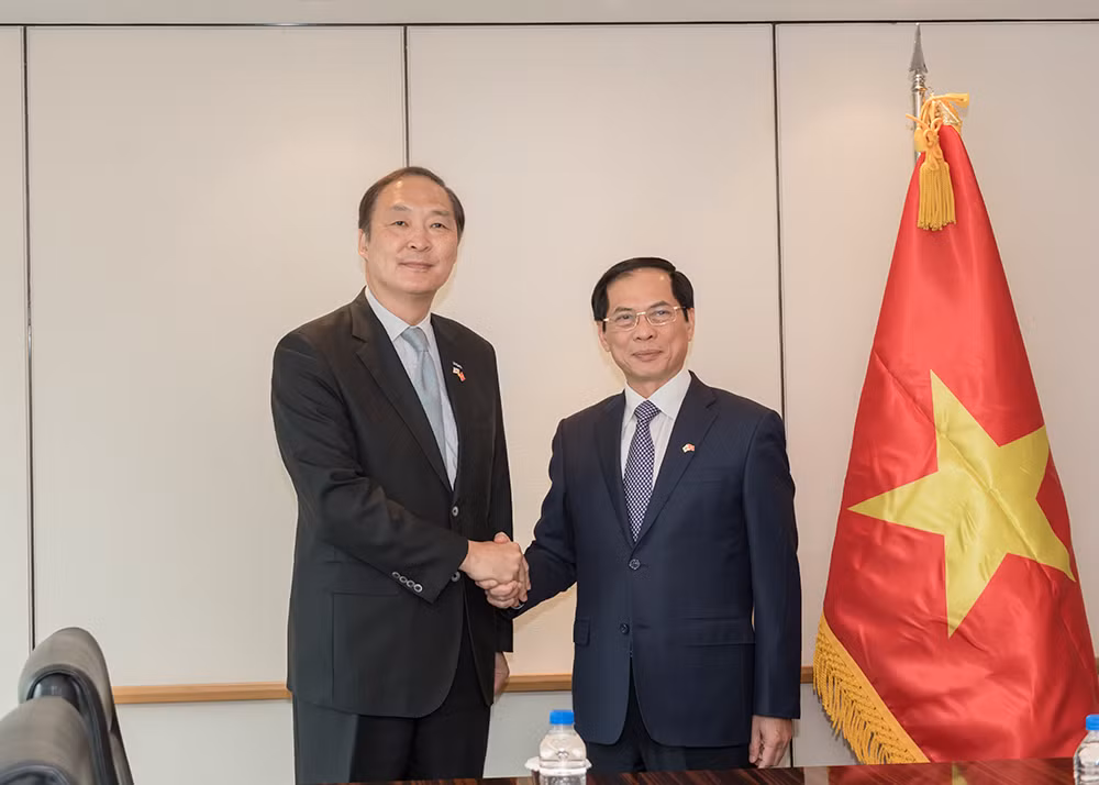 Bộ trưởng Ngoại giao Bùi Thanh Sơn và Chủ tịch Cơ quan Hợp tác quốc tế Hàn Quốc (KOICA) Chang Won Sam (Chang Uôn Sam). Bộ trưởng Ngoại giao Bùi Thanh Sơn và Chủ tịch Cơ quan Hợp tác quốc tế Hàn Quốc (KOICA) Chang Won Sam (Chang Uôn Sam).