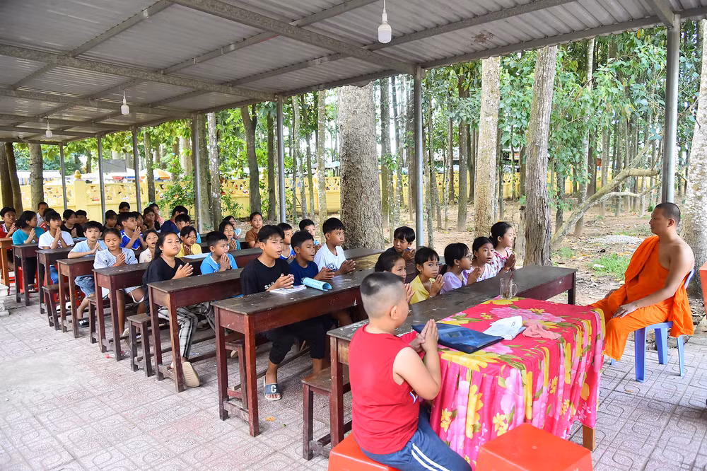 Dạy chữ Khmer ở các chùa Phật giáo Nam Tông từ trước đến nay đã trở thành truyền thống ở tỉnh Trà Vinh. Toàn bộ 143 chùa đều mở lớp dạy tiếng Khmer. Dạy chữ Khmer ở các chùa Phật giáo Nam Tông từ trước đến nay đã trở thành truyền thống ở tỉnh Trà Vinh. Toàn bộ 143 chùa đều mở lớp dạy tiếng Khmer.