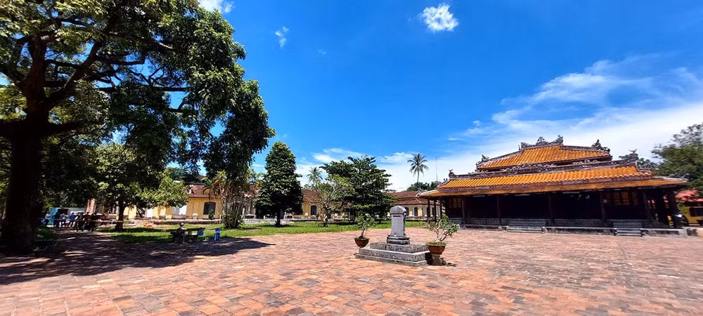 Di tích Quốc Tử Giám triều Nguyễn được xây dựng phía trong Kinh thành Huế vào năm 1908, dưới thời vua Duy Tân. Sau 1975, di tích này được sử dụng làm Bảo tàng Lịch sử Thừa Thiên Huế cho đến nay. Di tích Quốc Tử Giám triều Nguyễn được xây dựng phía trong Kinh thành Huế vào năm 1908, dưới thời vua Duy Tân. Sau 1975, di tích này được sử dụng làm Bảo tàng Lịch sử Thừa Thiên Huế cho đến nay.