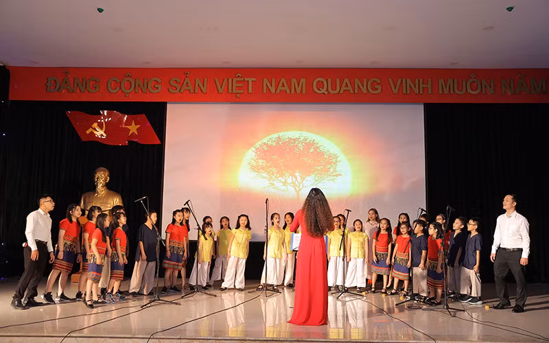 Phần trình diễn của dàn hợp xướng Vinschool. Phần trình diễn của dàn hợp xướng Vinschool.