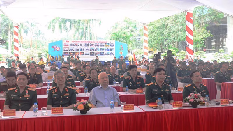 Các đại biểu dự buổi lễ.