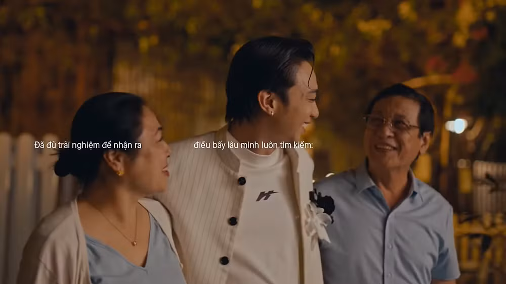 MV khép lại với hình ảnh gia đình đoàn viên. MV khép lại với hình ảnh gia đình đoàn viên.