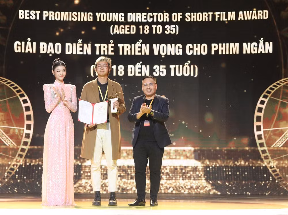 Giải thưởng dành cho đạo diễn phim ngắn triển vọng được trao cho Trương Thế Thiện, phim “Hành lang ký ức” (Hallway of memories). Giải thưởng dành cho đạo diễn phim ngắn triển vọng được trao cho Trương Thế Thiện, phim “Hành lang ký ức” (Hallway of memories).