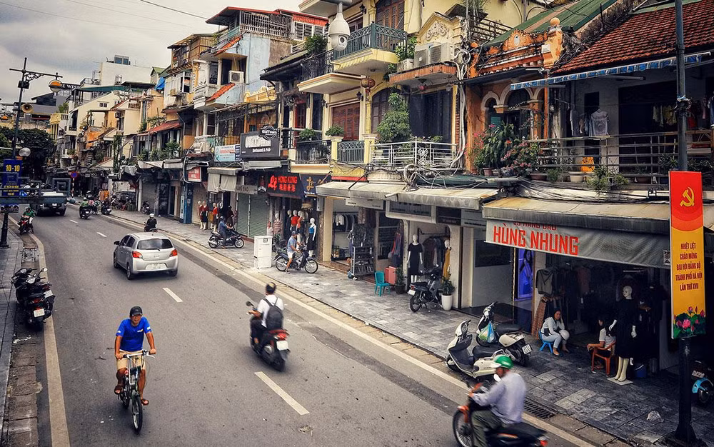 Phố Hàng Đào ngày nay. (Ảnh: THÀNH ĐẠT)