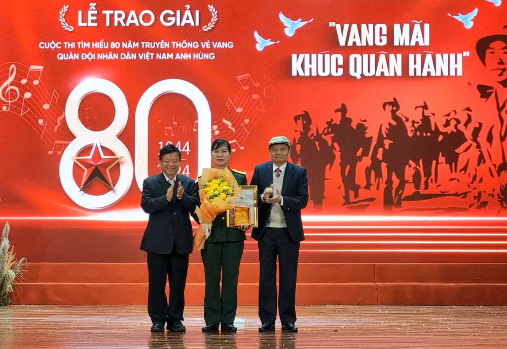 Ban tổ chức trao giải Nhất cho tác giả đoạt giải. (Ảnh: Ban tổ chức)