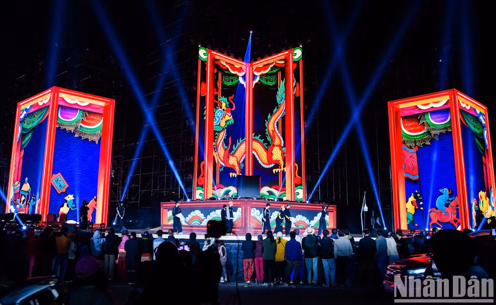 Nghệ thuật cổ truyền được thể hiện trên sân khấu trong buổi sơ duyệt. Nghệ thuật cổ truyền được thể hiện trên sân khấu trong buổi sơ duyệt.