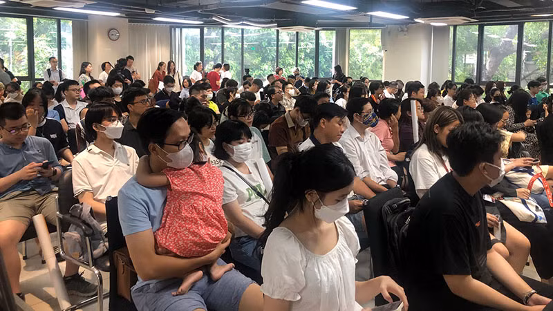 Rất đông độc giả đến dự buổi ra mắt sách.