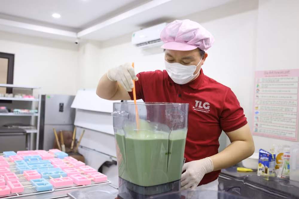 Anh Lý Hải Hoàng Tân pha chế nguyên liệu làm kem. Anh Lý Hải Hoàng Tân pha chế nguyên liệu làm kem.