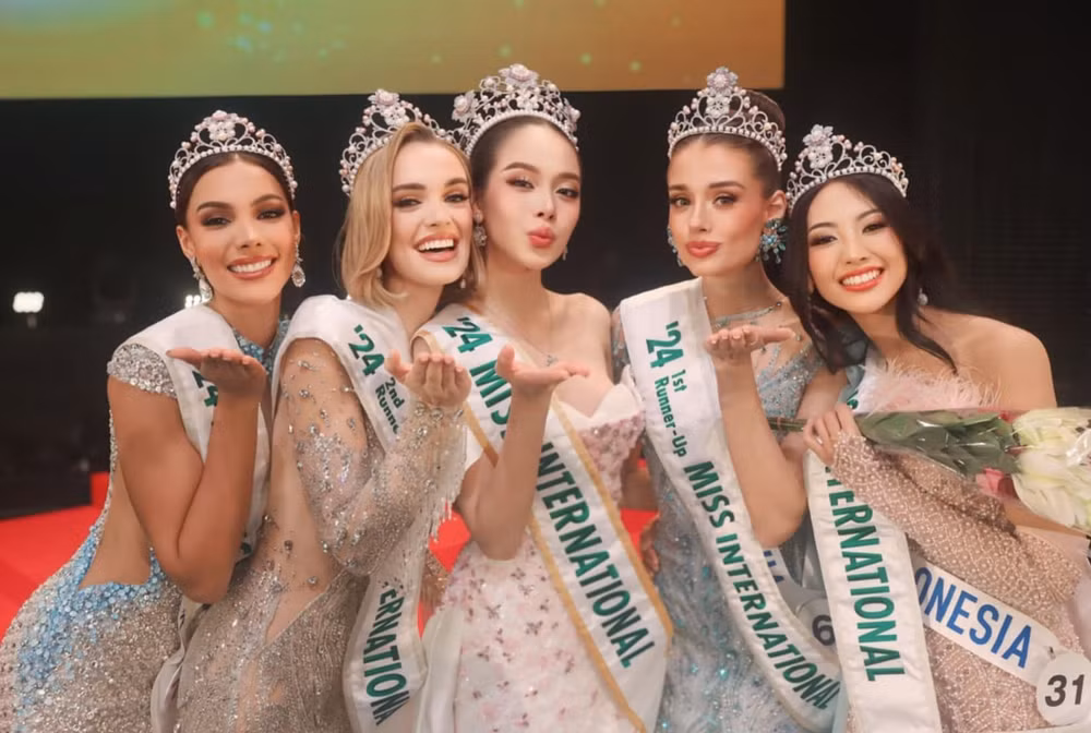 Huỳnh Thị Thanh Thủy (giữa) và Top 5 của cuộc thi. (Ảnh:Miss International)