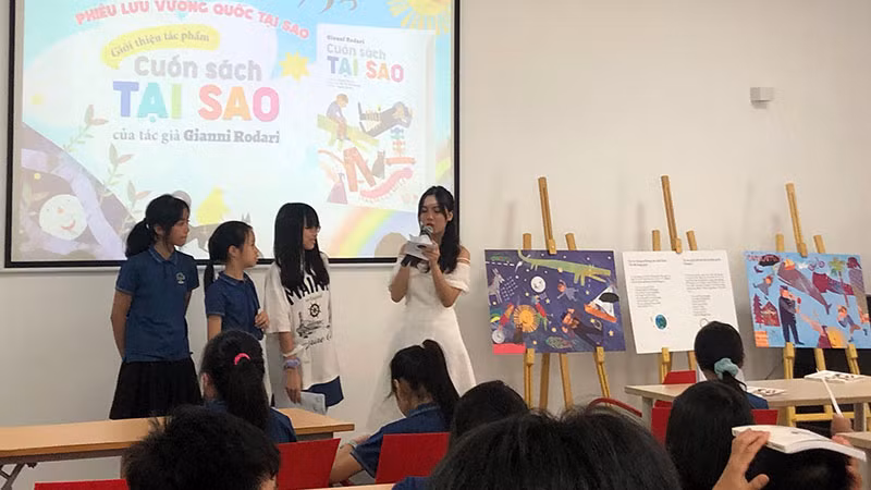 Ba bạn nhỏ với câu chuyện khiến khán giả cười ngặt nghẽo. Ba bạn nhỏ với câu chuyện khiến khán giả cười ngặt nghẽo.