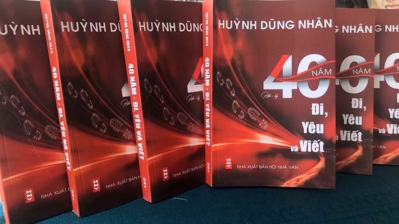 Cuốn hồi ký “40 năm đi, yêu và viết”.