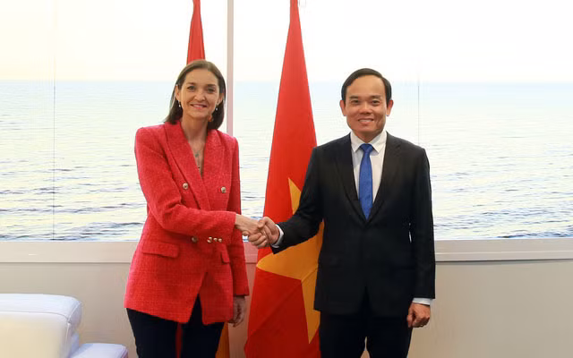 Phó Thủ tướng Trần Lưu Quang gặp Bộ trưởng Công nghiệp, Thương mại và Du lịch Tây Ban Nha Reyes Maroto. (Ảnh: baochinhphu.vn)