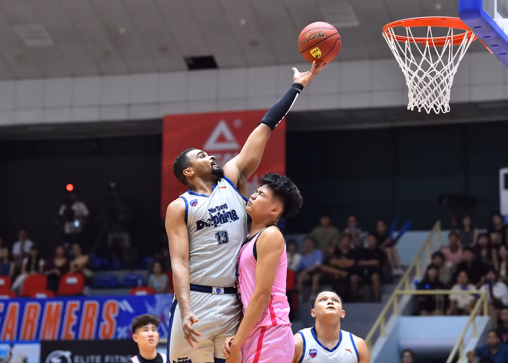 Dù rất cố gắng với 26 điểm cùng 13 rebounds sau trọn vẹn 40 phút của trận đấu, thế nhưng với việc thiếu vắng 1 ngoại binh để có thể chia lửa cùng mình, Robert Sampson không thể giúp Nha Trang Dolphins tạo nên bất ngờ trước Hanoi Buffaloes. Dù rất cố gắng với 26 điểm cùng 13 rebounds sau trọn vẹn 40 phút của trận đấu, thế nhưng với việc thiếu vắng 1 ngoại binh để có thể chia lửa cùng mình, Robert Sampson không thể giúp Nha Trang Dolphins tạo nên bất ngờ trước Hanoi Buffaloes.