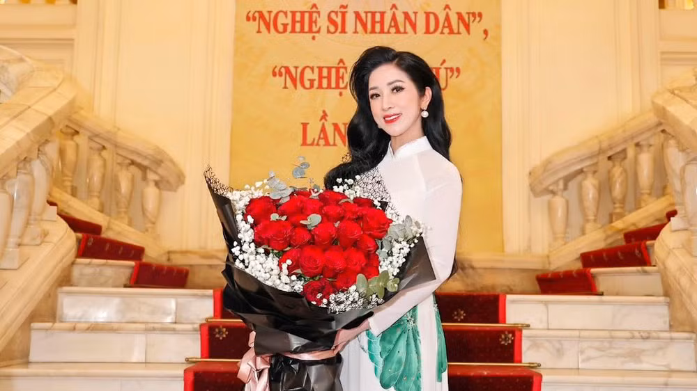 Danh hiệu Nghệ sĩ Ưu tú là động lực đối với ca sĩ, Tiến sĩ Phương Nga. Danh hiệu Nghệ sĩ Ưu tú là động lực đối với ca sĩ, Tiến sĩ Phương Nga.