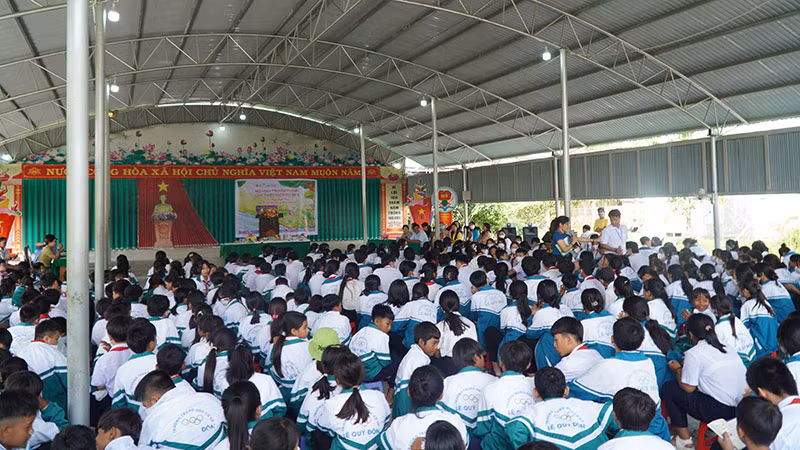 Các em học sinh tham gia sự kiện.