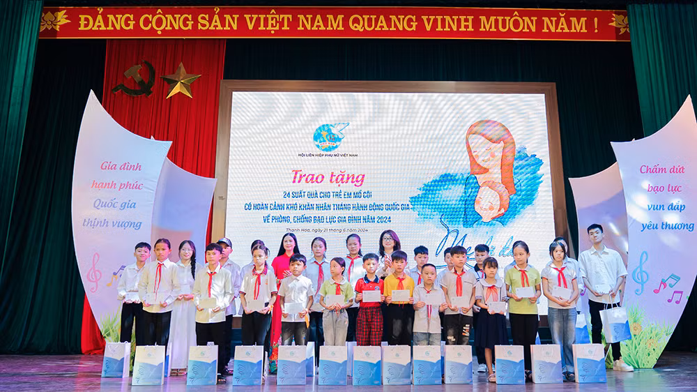 Hội Liên hiệp Phụ nữ Việt Nam tặng quà các em nhỏ mồ côi. Hội Liên hiệp Phụ nữ Việt Nam tặng quà các em nhỏ mồ côi.