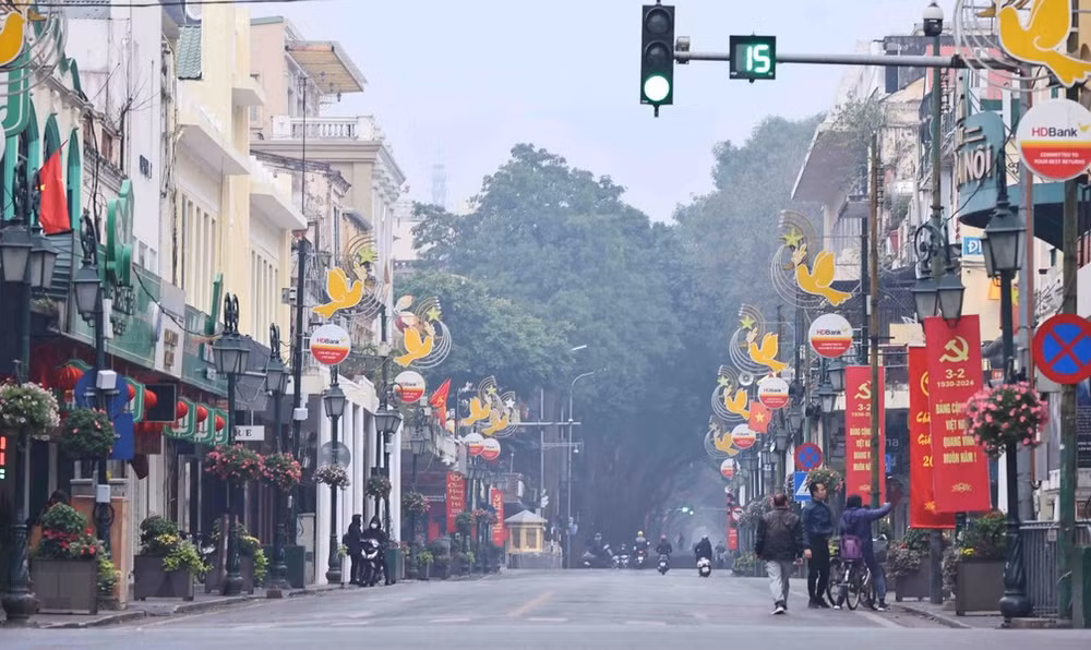 Vẻ tĩnh lặng trên phố Tràng tiền sáng mùng 1 Tết.