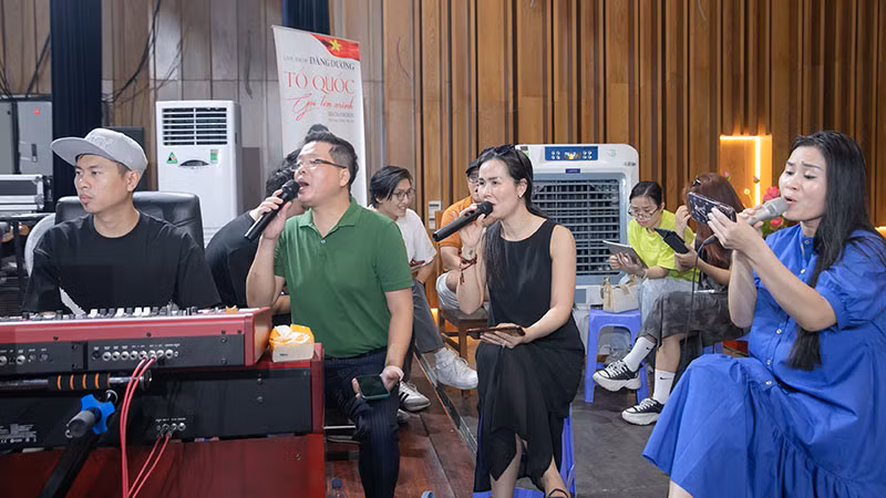 NSƯT Đăng Dương luyện tập cùng các nghệ sĩ. (Ảnh: Ban tổ chức)