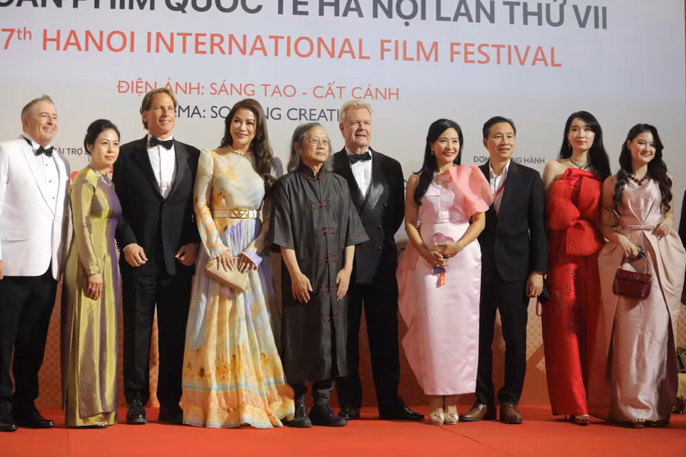 Các nghệ sĩ, nhà làm phim, nhà sản xuất Việt Nam và quốc tế tại thảm đỏ Liên hoan phim.