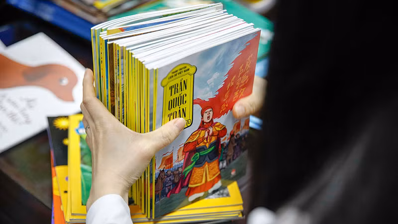 Những cuốn sách lịch sử thiếu nhi dành tặng các em nhỏ vùng cao.