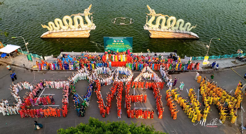 Màn xếp chữ công phu và ấn tượng. (Ảnh: MINH HẢI) Màn xếp chữ công phu và ấn tượng. (Ảnh: MINH HẢI)