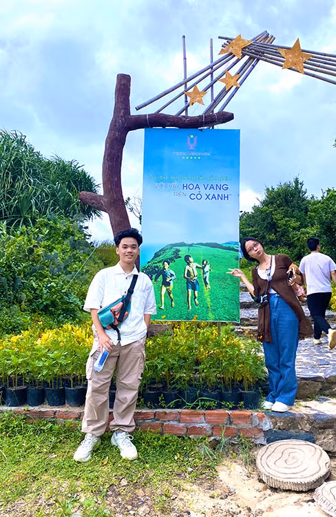 Hai diễn viên phim "Tôi thấy hoa vàng trên cỏ xanh". Hai diễn viên phim "Tôi thấy hoa vàng trên cỏ xanh".