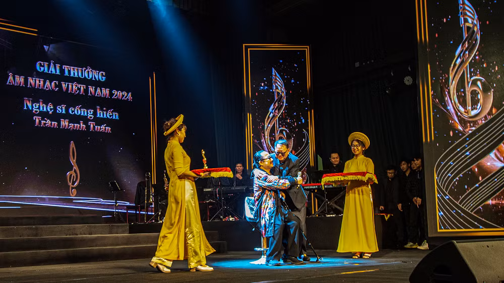 Nghệ sĩ Trần Mạnh Tuấn nhận giải Nghệ sĩ cống hiến. Nghệ sĩ Trần Mạnh Tuấn nhận giải Nghệ sĩ cống hiến.