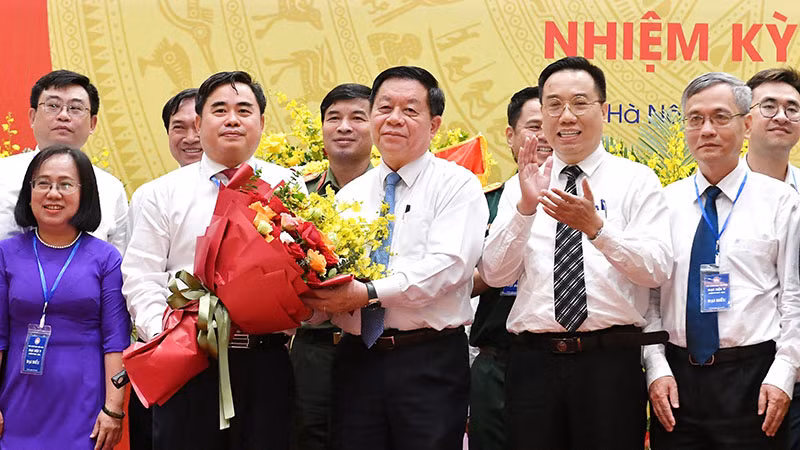 Đồng chí Nguyễn Trọng Nghĩa tặng hoa chúc mừng tân Chủ tịch Hội Xuất bản Việt Nam Phạm Minh Tuấn.