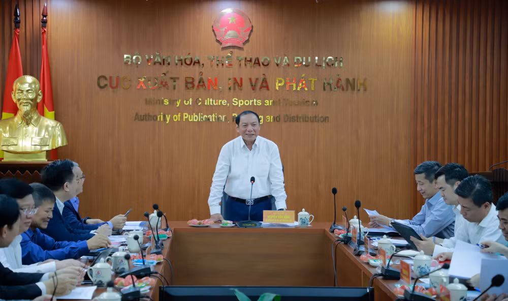 Bộ trưởng Văn hóa, Thể thao và Du lịch Nguyễn Văn Hùng làm việc với Cục Xuất bản, In và Phát hành. (Ảnh: Bộ Văn hóa, Thể thao và Du lịch)