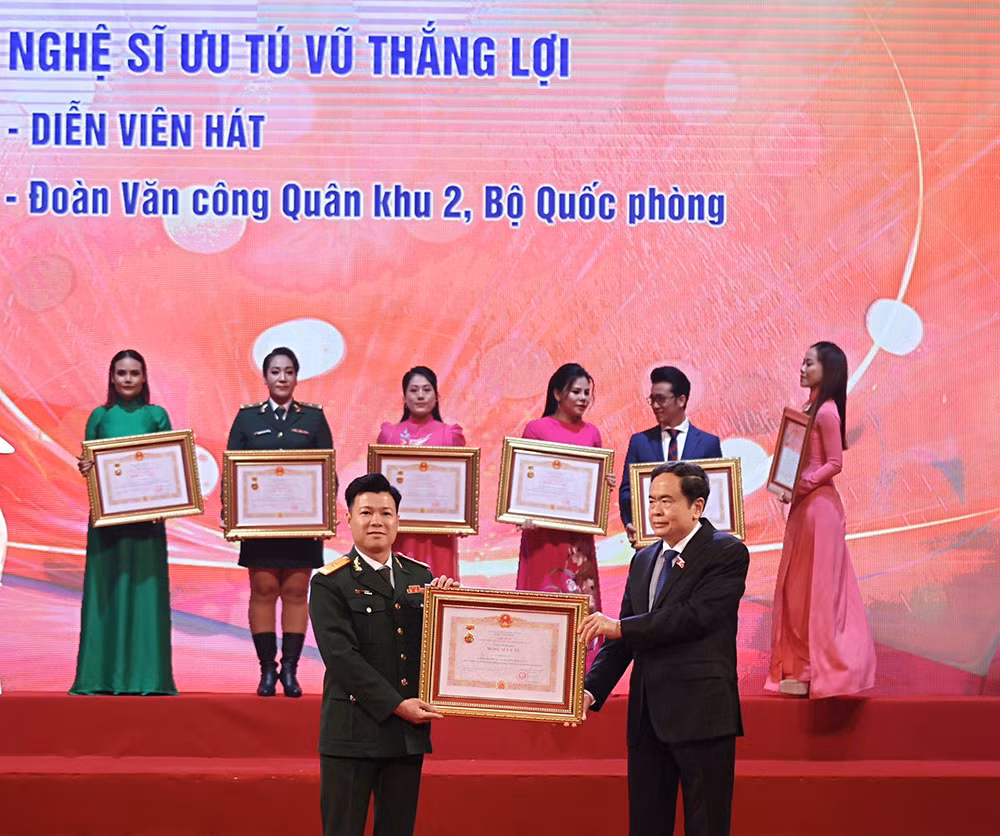 Vũ Thắng Lợi nhận danh hiệu Nghệ sĩ Ưu tú.