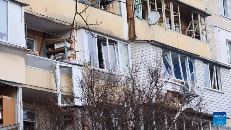 Một tòa nhà bị phá hủy trong một vụ tấn công tên lửa ở Kiev, Ukraine. (Ảnh: Tân Hoa xã)
