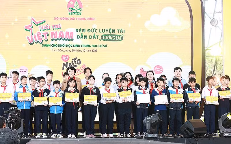 Ban tổ chức chương trình trao học bổng và quà tặng thiếu nhi vượt khó học tốt.