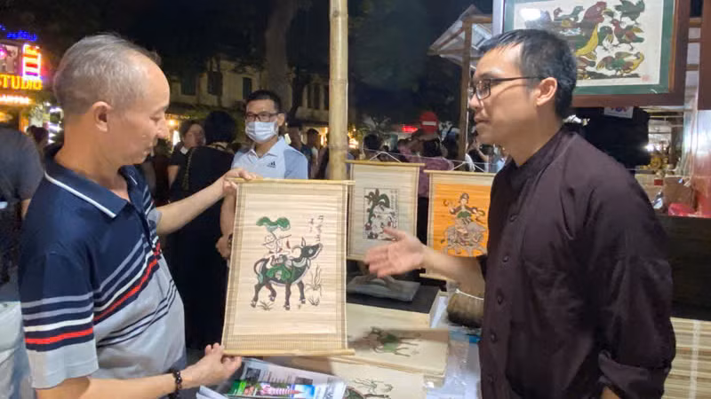 Giới thiệu tranh dân gian Đông Hồ tới du khách. (Ảnh minh họa: Ban tổ chức) Giới thiệu tranh dân gian Đông Hồ tới du khách. (Ảnh minh họa: Ban tổ chức)