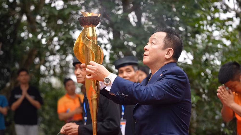 Chủ tịch HĐQT SHB Đỗ Quang Hiển xin lửa thiêng tại Đền Hùng.
