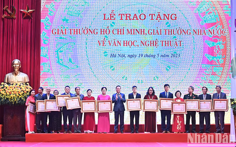 Chủ tịch nước Võ Văn Thưởng trao tặng Giải thưởng Hồ Chí Minh cho các tác giả, đại diện gia đình các tác giả. (Ảnh: ĐĂNG KHOA)
