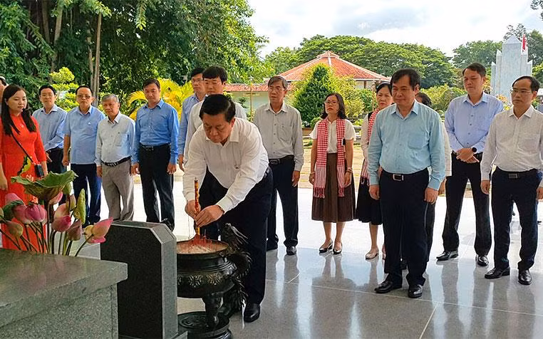 Cùng ngày, Đoàn đã đến viếng và tham quan Khu di tích Nguyễn Sinh Sắc, thân sinh Chủ tịch Hồ Chí Minh tại phường 4, TP Cao Lãnh.
