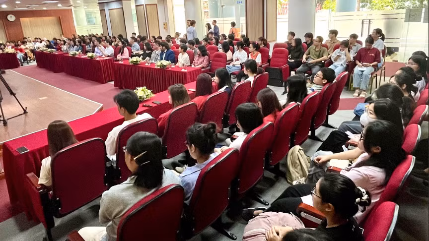 Rất đông độc giả đã đến dự lễ ra mắt sách. Rất đông độc giả đã đến dự lễ ra mắt sách.