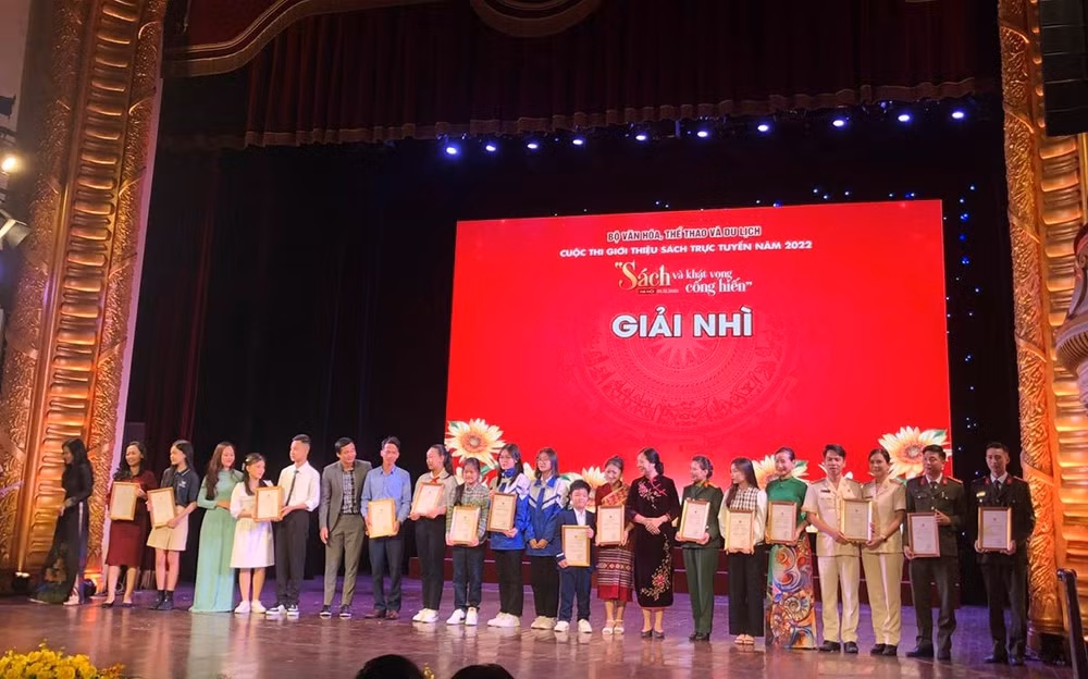 Các tác giả giành giải Nhì. Các tác giả giành giải Nhì.