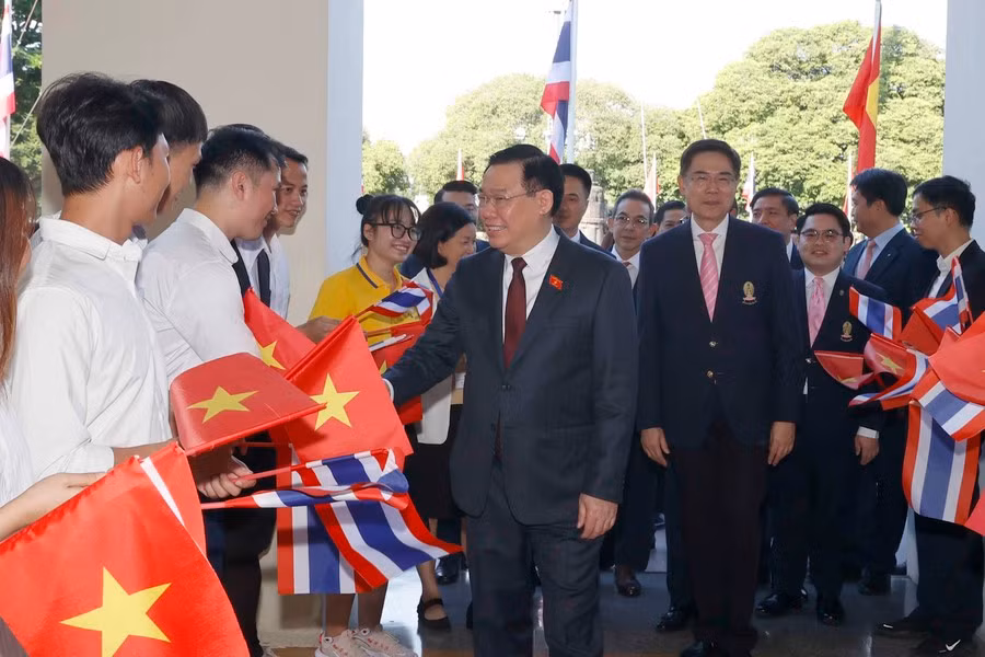 Sinh viên Đại học Chulalongkorn Bundhit Eua-arporn đón Chủ tịch Quốc hội Vương Đình Huệ.