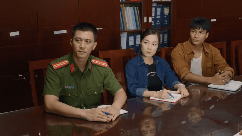 Diễn viên Hà Việt Dũng vào vai cảnh sát trong phim. Diễn viên Hà Việt Dũng vào vai cảnh sát trong phim.