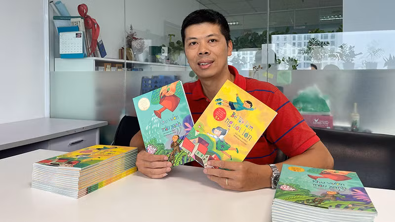 Tác giả Bùi Văn Huy và hai tập thơ của mình. (Ảnh: Nhà xuất bản Phụ nữ)
