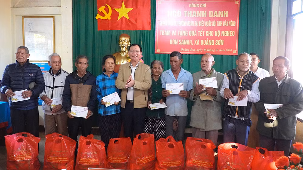 Đồng chí Ngô Thanh Danh thăm, tặng quà các hộ nghèo xã Quảng Sơn, huyện Đắk G’long, tỉnh Đắk Nông.
