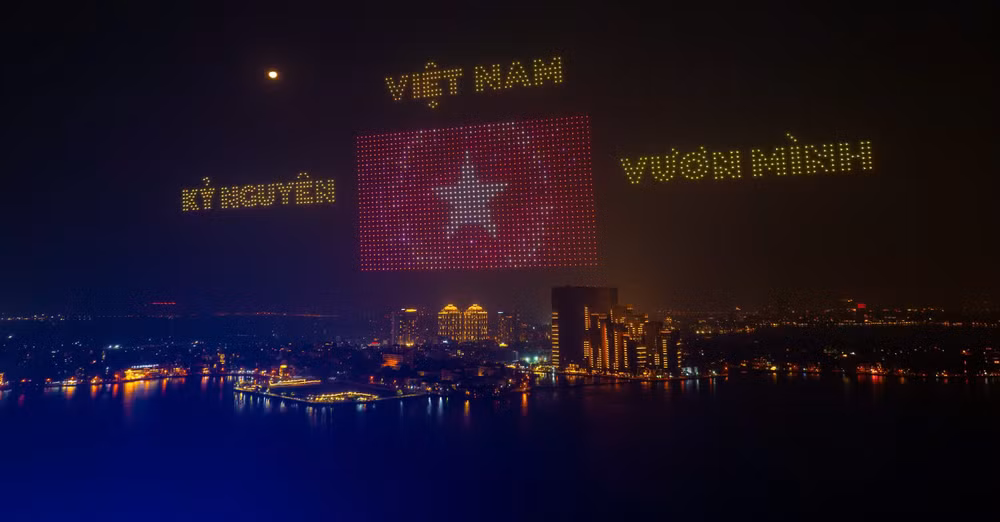 Hình ảnh cờ Tổ quốc trên bầu trời được thể hiện bằng dronelight. Hình ảnh cờ Tổ quốc trên bầu trời được thể hiện bằng dronelight.