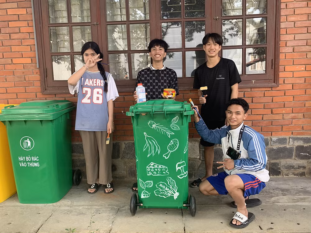 Trang trí thùng rác để phân loại rác thải.