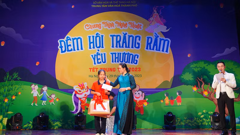 Tặng quà cho thiếu nhi có hoàn cảnh khó khăn.