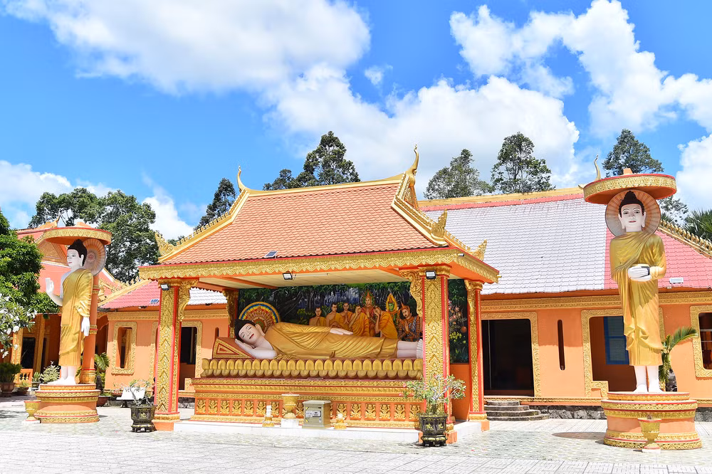 Hầu hết các chùa Khmer ở Trà Vinh đều có tượng đức Phật Thích ca nhập niết bàn được đặt trên bệ, toàn bộ tượng và bệ được phủ sơn son thiếp vàng. Hầu hết các chùa Khmer ở Trà Vinh đều có tượng đức Phật Thích ca nhập niết bàn được đặt trên bệ, toàn bộ tượng và bệ được phủ sơn son thiếp vàng.