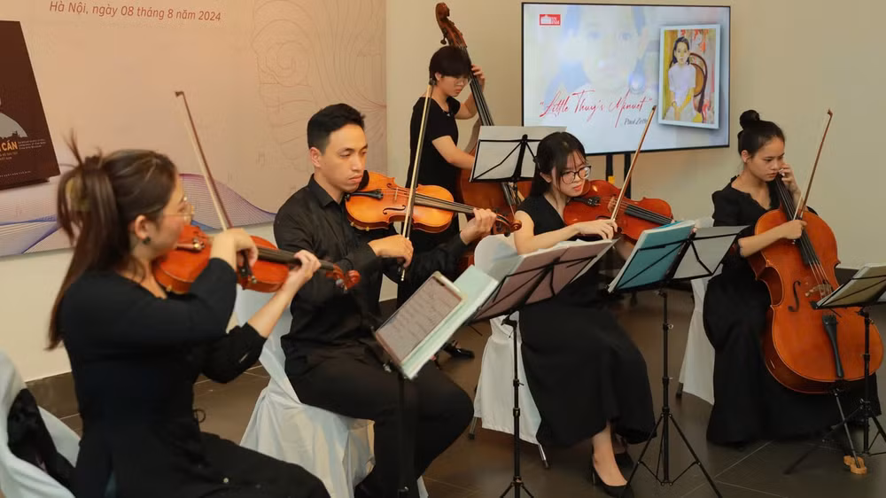 Dàn nhạc biểu diễn tác phẩm“Little Thuy’s Minuet”. (Ảnh: Bảo tàng Mỹ thuật Việt Nam) Dàn nhạc biểu diễn tác phẩm“Little Thuy’s Minuet”. (Ảnh: Bảo tàng Mỹ thuật Việt Nam)
