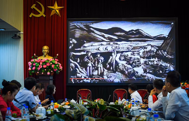 Họa sĩ kể câu chuyện lịch sử ở Truông Bồn bằng tranh cát. Họa sĩ kể câu chuyện lịch sử ở Truông Bồn bằng tranh cát.