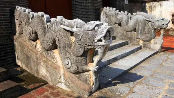 Cặp rồng đá thành bậc đền Thượng Cổ Loa. (Ảnh: Sở Văn hóa và Thể thao Hà Nội) Cặp rồng đá thành bậc đền Thượng Cổ Loa. (Ảnh: Sở Văn hóa và Thể thao Hà Nội)