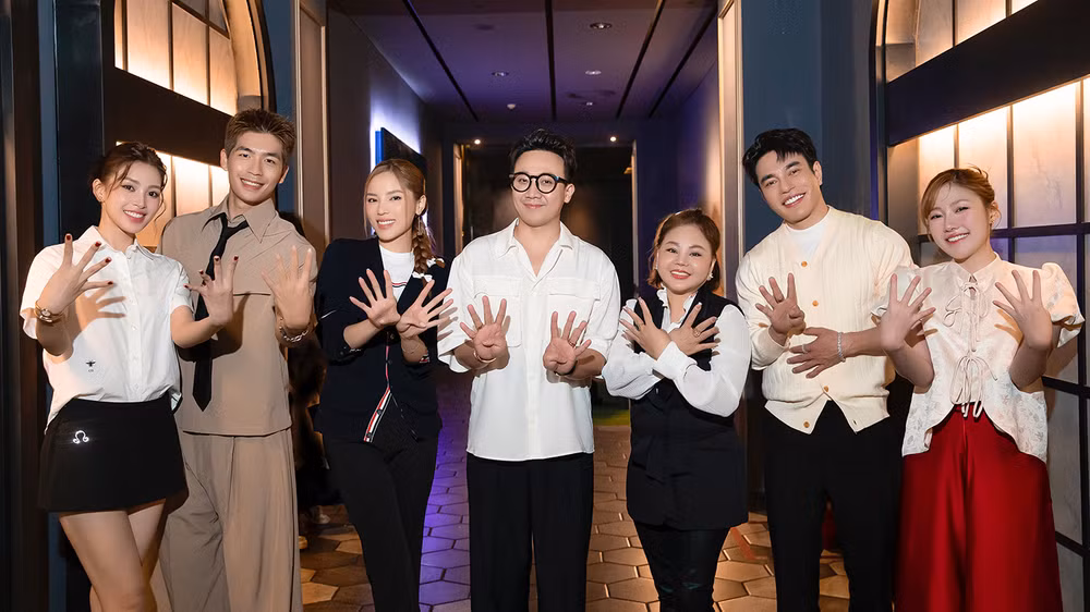 Đoàn làm phim đi cinetour tại các rạp. (Ảnh: Galaxy Studio)
